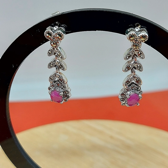 Heated Oval Red Ruby 5x4mm Marcasite 925 Sterling Silver Earrings - Picture 6 of 7